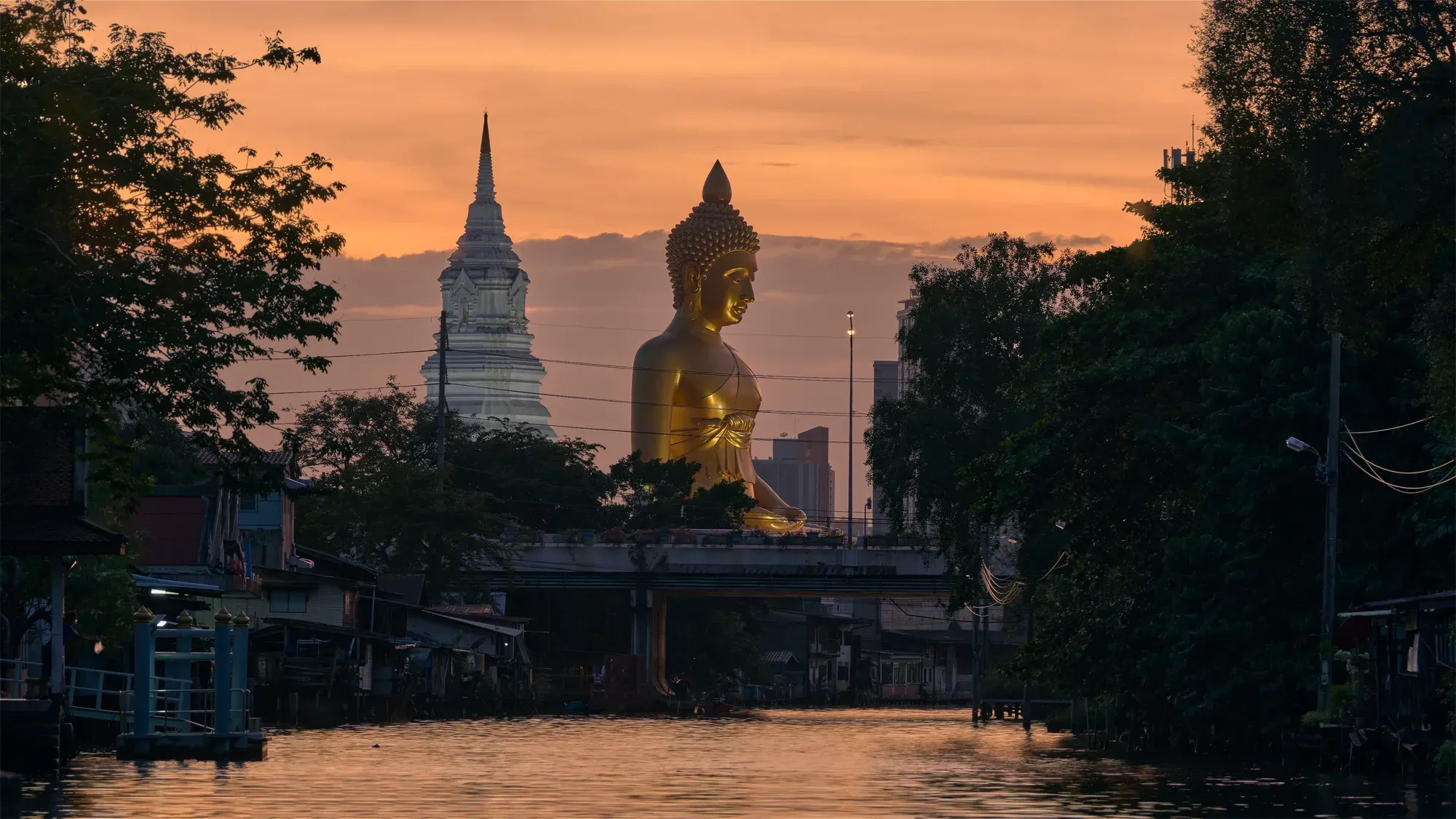 Wat paknam big buddha canal